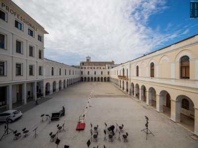 E ammiriamo il cortile del complesso che, delimitato da una serie di archi a tutto sesto che ne caratterizzano il perimetro...